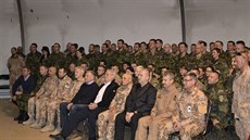 Prezident Milo Zeman na spolené fotografii s vojáky v Afghánistánu.