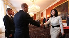 Bohuslav Sobotka blahopřeje Věře Jourové po jemnování ministryní. Bohuslav Sobotka blahopřeje Věře Jourové po jemnování ministryní.