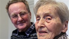 Věra Benešová při vyznamenávání válečných veteránů. Na snímku se svým druhým... Věra Benešová při vyznamenávání válečných veteránů. Na snímku se svým druhým...