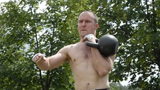 Kettlebell, železná koule. Svět na ni pozapomněl v euforii moderních fitness... Kettlebell, železná koule. Svět na ni pozapomněl v euforii moderních fitness...