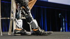 Vlevo bionické nohy Hugh Herra, vpravo "obyejné" nohy zamstnance SolidWorksu