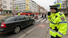 Strážníci kontrolují rušné pražské přechody každé ráno. (Ilustrační snímek) Strážníci kontrolují rušné pražské přechody každé ráno. (Ilustrační snímek)