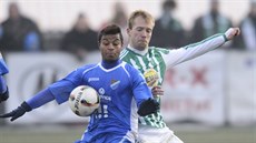Ostravský Carlos Azevedo si chrání míč před Dmytrym Jeremenkem z Bohemians. Ostravský Carlos Azevedo si chrání míč před Dmytrym Jeremenkem z Bohemians.