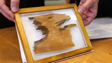 Kus obvazu z mumie jednoho z nejvýznamnějších egyptských faraonů Ramesse II.... Kus obvazu z mumie jednoho z nejvýznamnějších egyptských faraonů Ramesse II....