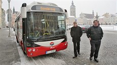 Elektrobus bude mít zastávku před radnicí na náměstí Přemysla Otakara II v... Elektrobus bude mít zastávku před radnicí na náměstí Přemysla Otakara II v...