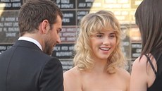 Bradley Cooper představil svou přítelkyni Suki známým a kolegům. Bradley Cooper představil svou přítelkyni Suki známým a kolegům.