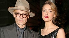 Johnny Depp požádal Amber Heardovou o ruku. Johnny Depp požádal Amber Heardovou o ruku.