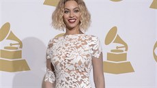 Beyoncé vyrazila všem dech v úchvatných průsvitných šatech s bílými květy. Beyoncé vyrazila všem dech v úchvatných průsvitných šatech s bílými květy.