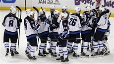 RADOST Z VÍTZSTVÍ. Hokejisté Winnipegu oslavují výhru nad vedoucím týmem...