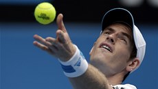 SOUSTEDNÍ. Andy Murray servíruje v osmifinále Australian Open. 