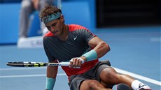 OPATRN. Rafael Nadal se zvedá po pádu v osmifinále Australian Open. 