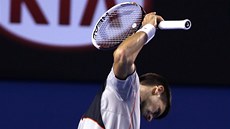 Novak Djokovi se zlobí ve tvrtfinále Australian Open. 