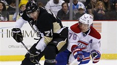 ZAUJETÍ. Jevgenij Malkin z Pittsburghu u puku, dotírá na nj Andrej Markov  z