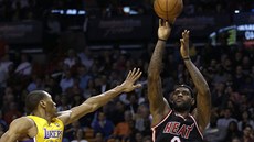 LeBron James z Miami střílí, brání ho Wesley Johnson z Los Angeles Lakers. LeBron James z Miami střílí, brání ho Wesley Johnson z Los Angeles Lakers.