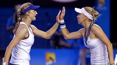 Jelena Vesninová (vlevo) a Jekatrina Makarovová ve finále tyhry na