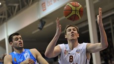Jakub Kaša z Děčína (vpravo) obchází Kamila Švrdlíka z Prostějova. Jakub Kaša z Děčína (vpravo) obchází Kamila Švrdlíka z Prostějova.