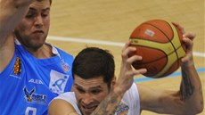 Pavel Bosák z Děčína (vpravo) v utkání proti Prostějovu. Pavel Bosák z Děčína (vpravo) v utkání proti Prostějovu.