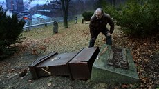 Poničené náhrobky si byl v neděli prohlédnout i primátorův náměstek Jiří Klsák.... Poničené náhrobky si byl v neděli prohlédnout i primátorův náměstek Jiří Klsák....