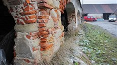 Prostory bývalých stodol ve farnosti svatého Jana Ktitele Msta Toukov jsou v...