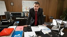 Viceguvernér eské národní banky Mojmír Hampl ve své kancelái.