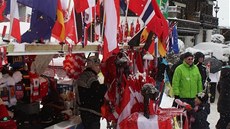 Pi závodech v Kitzbühelu jsou k dostání vemoné vlajky.