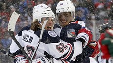 Carl Hagelin (vlevo) a Marc Staal z New York Rangers se radují z gólu v duelu... Carl Hagelin (vlevo) a Marc Staal z New York Rangers se radují z gólu v duelu...