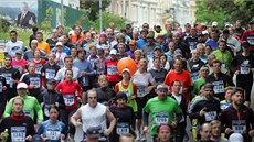 Závodníci na trase karlovarského půlmaratonu v roce 2013. Závodníci na trase karlovarského půlmaratonu v roce 2013.