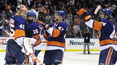 Hokejisté Islanders slaví výhru nad Philadelphií.