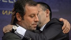 Sandro Rosell (vlevo) předává prezidentské pravomoci od FC Barcelona svému... Sandro Rosell (vlevo) předává prezidentské pravomoci od FC Barcelona svému...