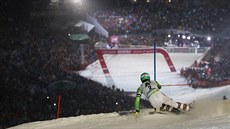 Německý slalomář Felix Neureuther si jede pro triumf Kitzbühelu. Německý slalomář Felix Neureuther si jede pro triumf Kitzbühelu.