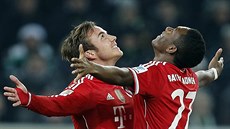 Mario Götze (vlevo) a David Alaba slaví gól Bayernu Mnichov,