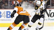 VYHNU SE TI. Český útočník Bostonu David Krejčí (vpravo) objíždí Nicklase... VYHNU SE TI. Český útočník Bostonu David Krejčí (vpravo) objíždí Nicklase...