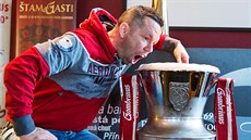 Plzeský kapitán Pavel Horváth se vrhá na mistrovský pohár plný piva.