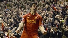 Liverpoolský útoník Luis Suarez slavil svj gól proti Evertonu jako zvíe. 