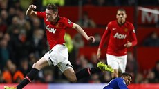 Fotbalista Manchesteru United Phil Jones peskakuje Fraizera Campbella z