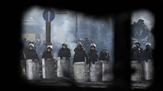 Policejní jednotky při pohledu skrz barikádu příznivců opozice (Kyjev, 26.... Policejní jednotky při pohledu skrz barikádu příznivců opozice (Kyjev, 26....