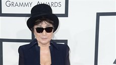 Yoko Ono pichází na pedávání 56. roníku cen Grammy.