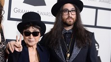 Yoko Ono a Sean Lennon picházejí na slavnostní veer Grammy.