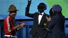 Producent Pharrell Williams pedává duu Daft Punk and Nilesu Rogersovi cenu za...