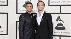 Neil Patrick Harris s partnerem Davidem Burtkou (Grammy 2013)