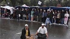 Meditující demonstranti. Kedrívalovi stoupenci zvolili nenásilnou formu...