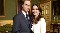 Oficiální snímek prince Williama a jeho snoubenky Kate Middletonové od...