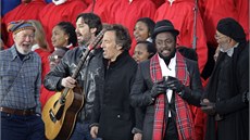 Pete Seeger spolu se svým vnukem Tao Rodriguez-Seegerem, Brucem Springsteenem a