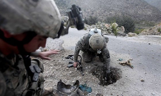 Amerití vojáci v Afghánistánu opatrn odstraují zbytky výbuniny, kterou na...