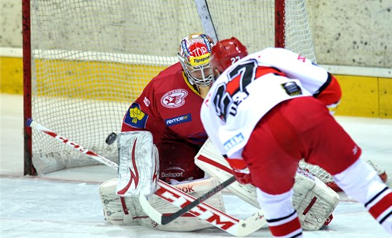 Útoník Dej z Hradce Králové pekonává brankáe Dominika Furcha ze Slavie.