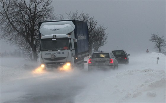 Hlavn v zim bývají na úzké silnici problémy, zvlát kdy na snhu uváznou kamiony. Ilustraní snímek