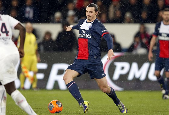 U MÍE. Zlatan Ibrahimovic z Paris St. Germain v utkání proti Bordeaux. 