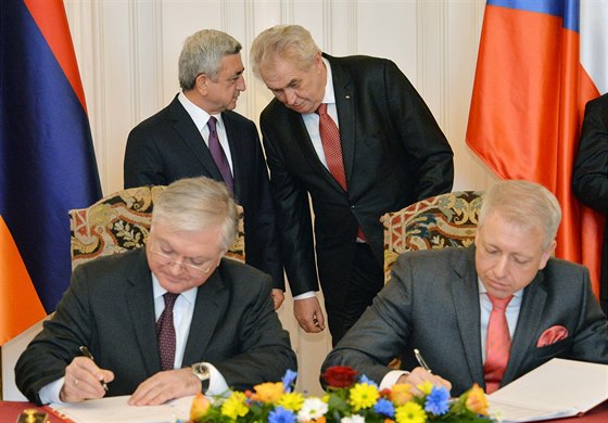 Arménský prezident Ser Sarkisjan(vzadu vlevo) a eský prezident Milo Zeman...