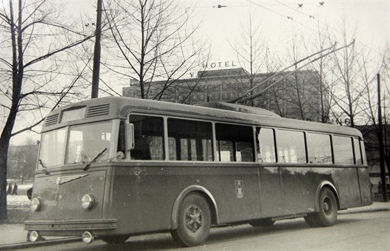 Trolejbus na zlínském námstí Práce pod Velkým kinem