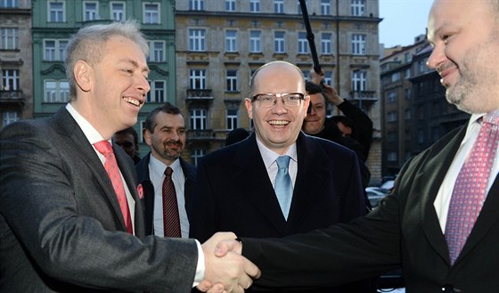 Ministr vnitra Milan Chovanec (vlevo) byl 30. ledna v Praze uveden premiérem...